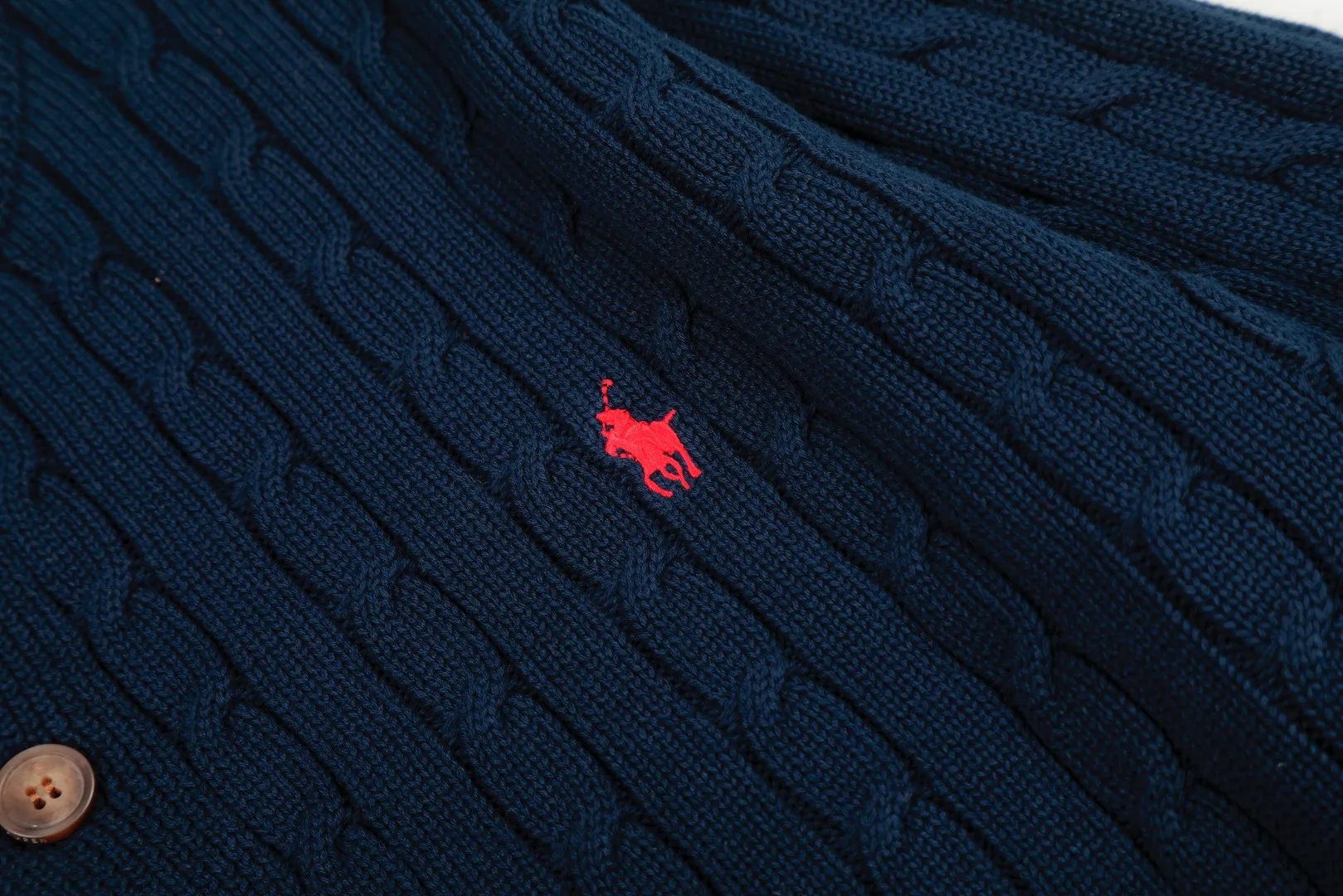 P250 Top quality" Style number: DS806# (not off the shelves all year round) [Ralph Lauren solid color pony embroidery logo male god style twist knitted cardigan] ✅Ralph Lauren Ralph Lauren classic basic versatile male god style round neck twist knitted cardigan jacket ✅Main supplier platform live broadcast Wholesale entities Replenish when out of stock Not off the shelf ✅ZP quality 1:1 version Scan the code to enter the GF website Counter quality ✅Detailed quality is the only one in Guangzhou. Imported quality veil, focusing on high-end, cost-effective, good quality needless to say. ✅The version restores the original order. The maximum size can be worn up to 200 pounds. Loose, comfortable and stress-free. ✅The upper body is simple and easy to match. A must-have for men. Good-looking clothes are never picky. A must-have for men's wardrobe. Size: S-XL. Color: Black, White, Gray, Khaki, Navy Blue, Gentleman's Lake Blue.